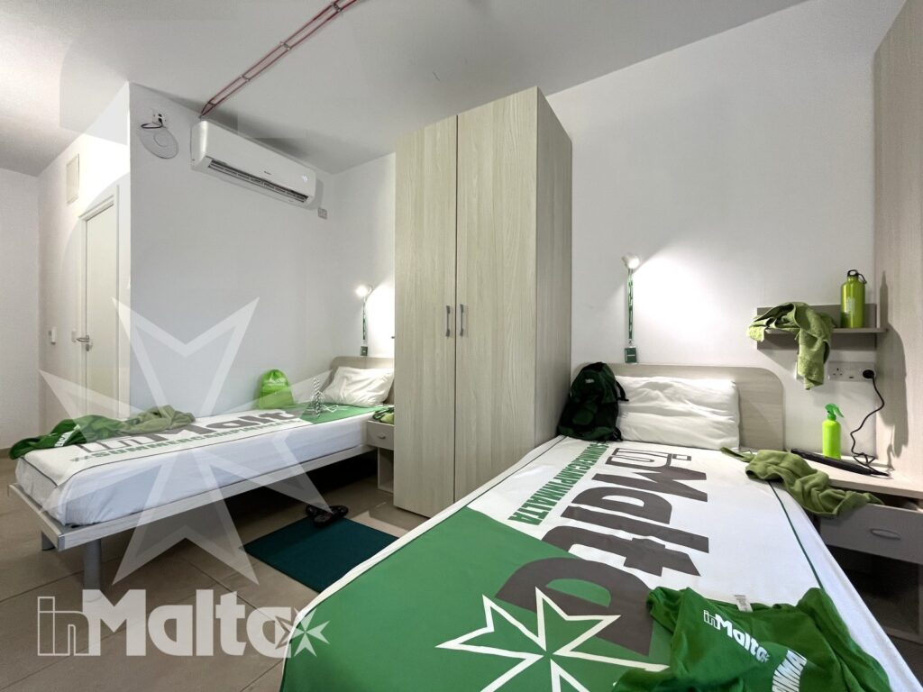 Twin room with single beds and desk - Campus inMalta Twin room at Campus inMalta with single beds and desk