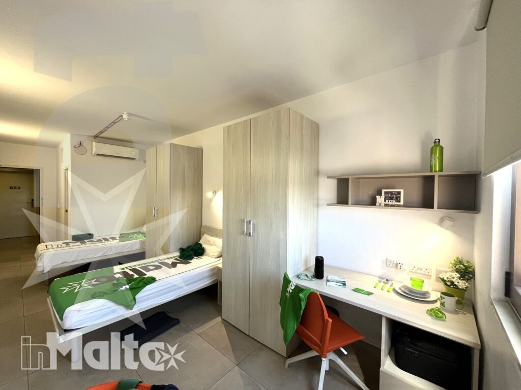 Twin room with study area and wardrobe - Campus inMalta Twin room at Campus inMalta with wardrobe, desk and beds