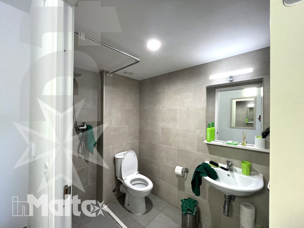 Private bathroom in the twin room - Campus inMalta Private bathroom in the twin room at Campus inMalta